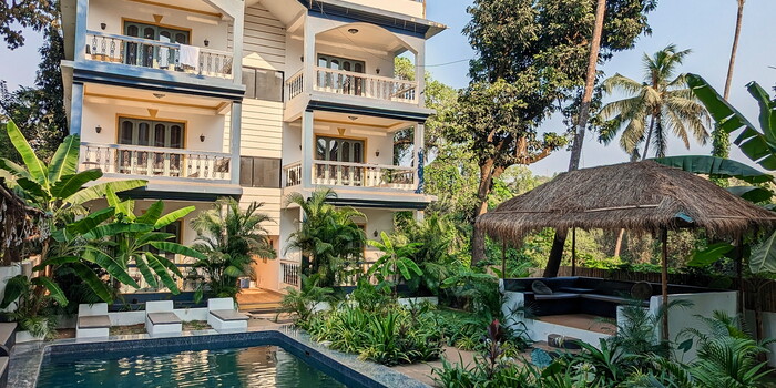 Hotelanlage mit Pool und Palmen in Goa